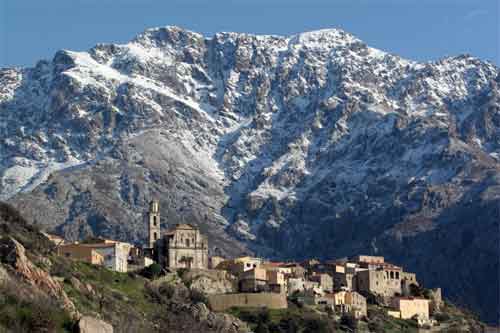 Montemaggiore avec en arrière plan le Monte Grosso enneigé