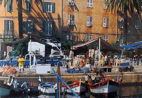 Le port de la cité d'Ajaccio en Corse