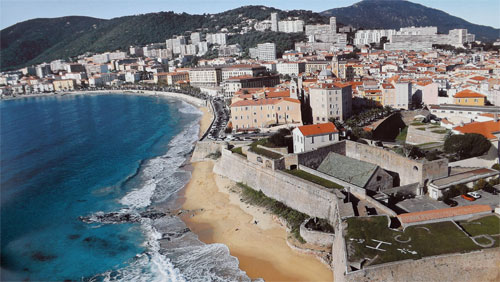  La plage Saint François située au au centre de la ville d'Ajaccio au pied de la citadelle