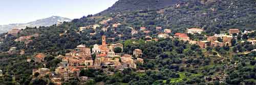 Vue panoramique du village d'Aregno en Corse