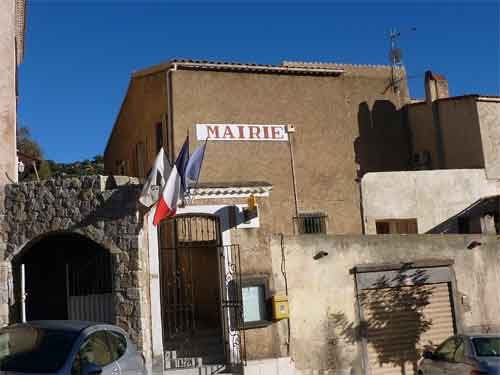 La mairie sur la place du village 