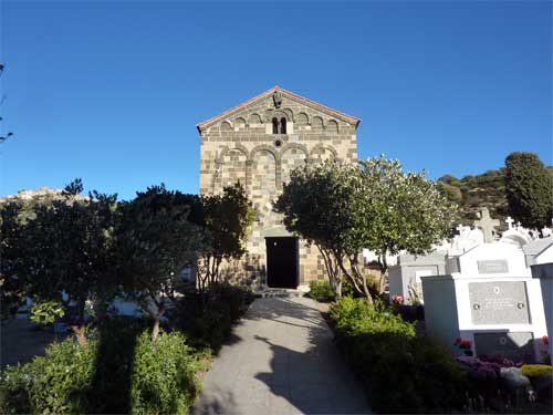 Église de la Trinité et de San Giovanni se trouve dans le cimetière actuel d'Aregno
