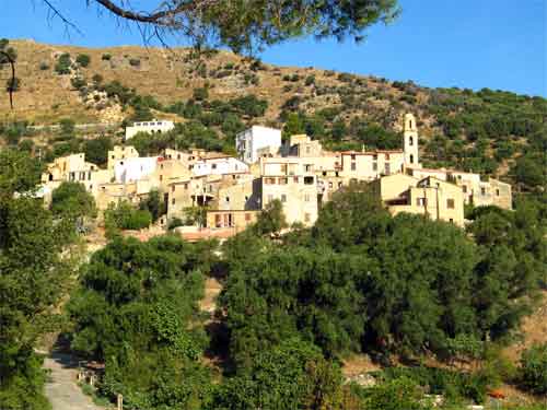 Vue générale du village d' Avapessa en Balagne