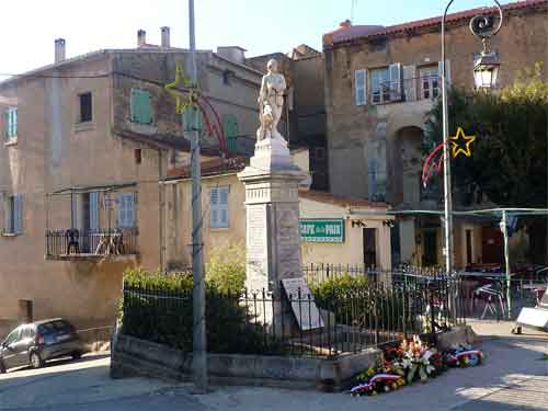 Le monument aux morts sur la place du village de Belgodere