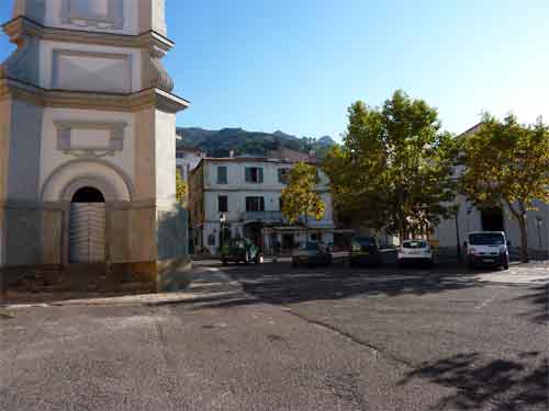 La place du village devant l'église sainte Blaise de Calenzana