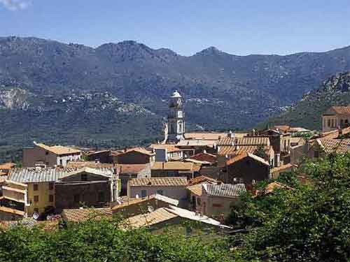 Vue du village de Calenzana près de Calvi 