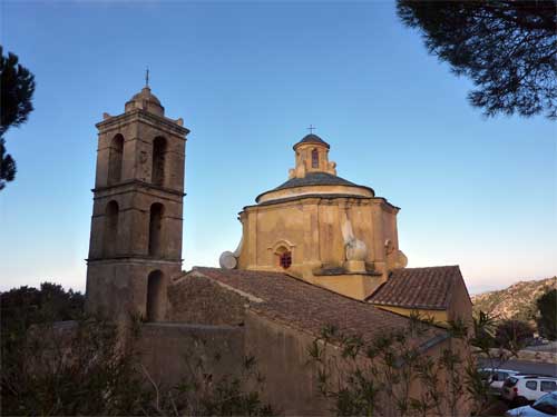 Le dome et le clocher de l'église baroque en Corse 