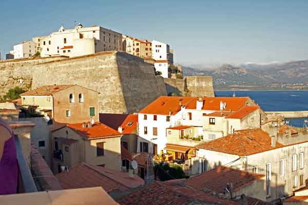 les remparts de la cité calvaise en Balagne Haute Corse