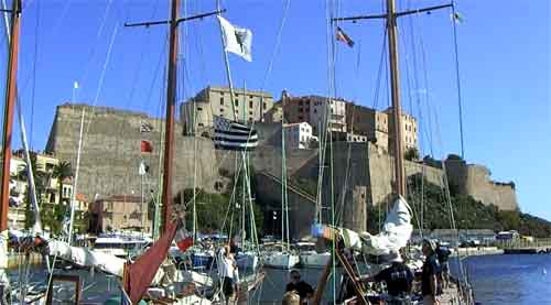  Calvi : La célèbre citadelle en Corse