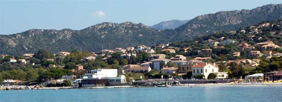 Vue sur Ile Rousse du port de commerce