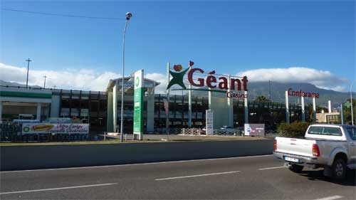 La concession Mercédes Benz se situe en face du Géant Casino