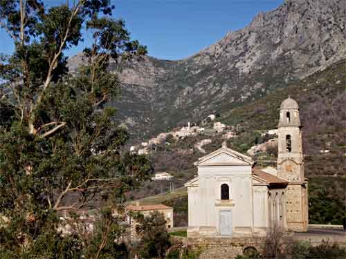 L'église Saint Nicolas de Feliceto avec en arrière plan le village de Nessa