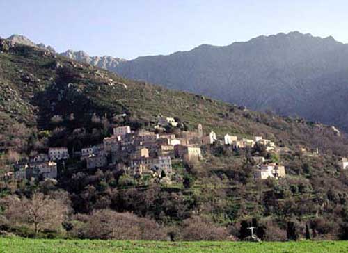 Vue générale du village de Nessa en Balagne département de Haute Corse