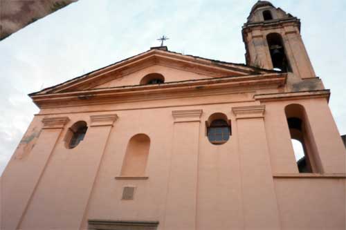 l'église paroissiale baroque Santa Croce sur la place du village