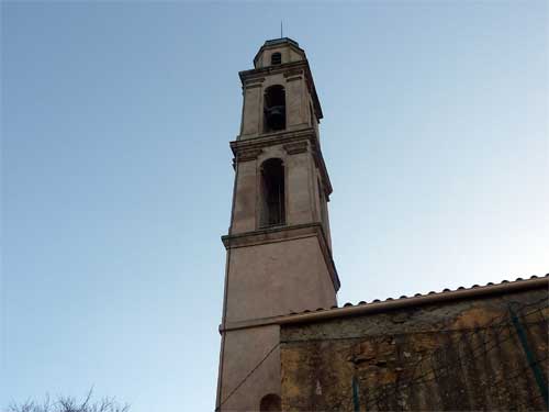 Le clocher baroque à 3 étages de l'église Santa Maria Assunta