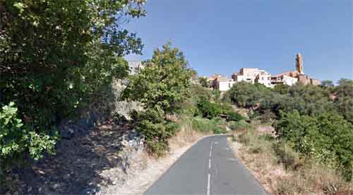 L'entrée du village d'Ochjatana près de Belgodere en Balagne Haute Corse 