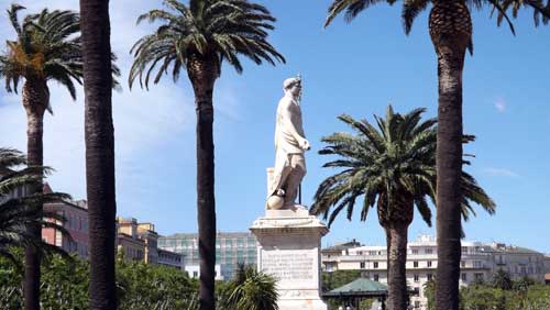 La statue de Napoleon sur la place Saint Nicolas à Bastia