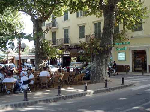 Le cafe Lucciani , bar, glacier est situé sur la place Paoli à l'Ile Rousse en Corse près de la pharmacie Savelli