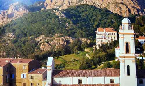 L'église du village de Piana en Corse du sud