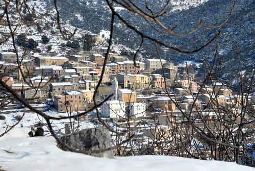 Vue générale du village de Pietralba sous la neige