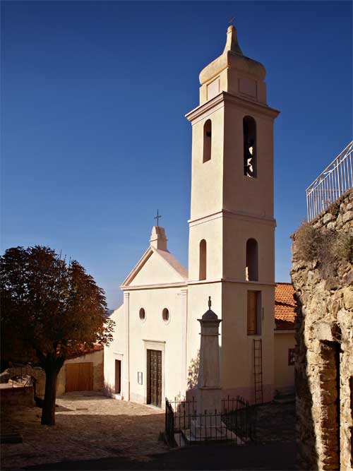 Église de l'Annonciation et le monument aux morts de Urtaca 