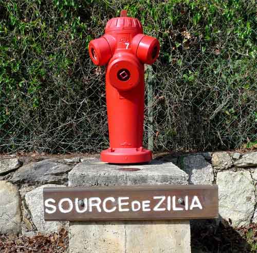 Zilia : fontaine de l'eau de source des montagnes 
