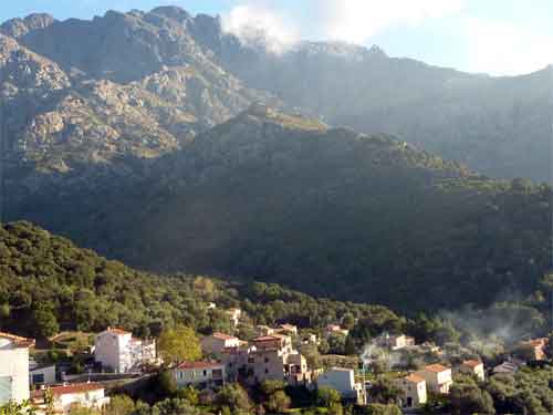 Le village de Zilia avec en arrière plan le Monte Grosso