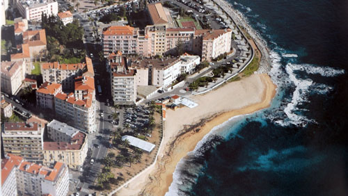 La plage du Trottel à Ajaccio en bordure d'un quartier résidentiel