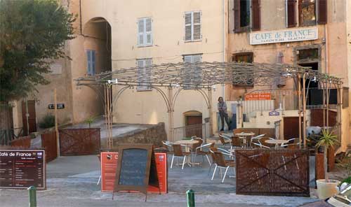 Le café de France sur la place du village de Belgodere