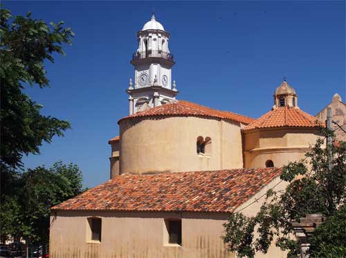 L'église Sainte Blaise sur la place du village de Calenzana