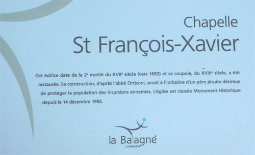 Plaque sur la façade de l'église