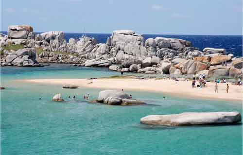 face à Bonifacio, Les îles Lavezzi