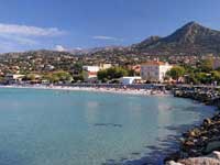 La grande plage de sable blanc et la marinella