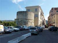 La tour de sel face à la mairie