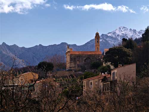 La place de l'église du village de Lavatoggio