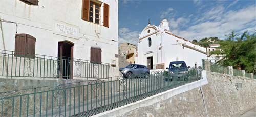 Moncale : La mairie, l'église Saint-Roch et le monument aux morts  