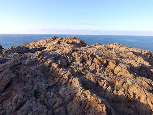 Les rochers en porphyre de couleur rousse 