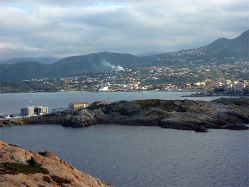 Vue sur Ile Rousse de la Piétra 