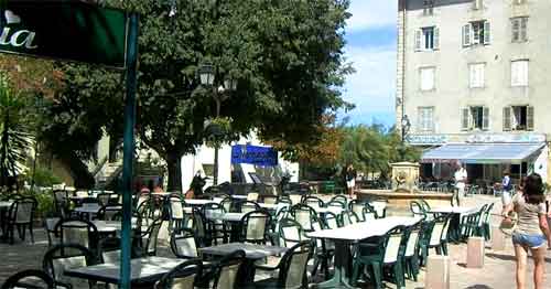 La fontaine sur la place Doria à Saint Florent