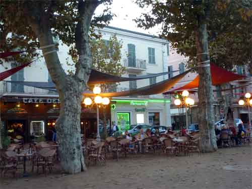 Le café des platanes en photo le 08/10/2014