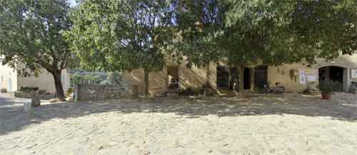 La place de l'église du village de Pigna