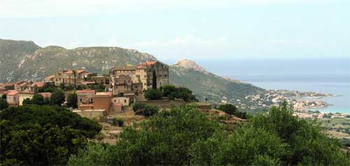 Pigna sur son piton rocheux domine la baie d'Algajola.