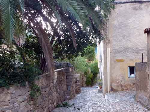 Ruelle pavée du village de Pigna  