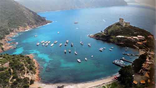 Vue sur la plage à Girolata en Haute Corse