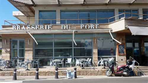 le bar restaurant est situé aux pieds de l'île de la pietra