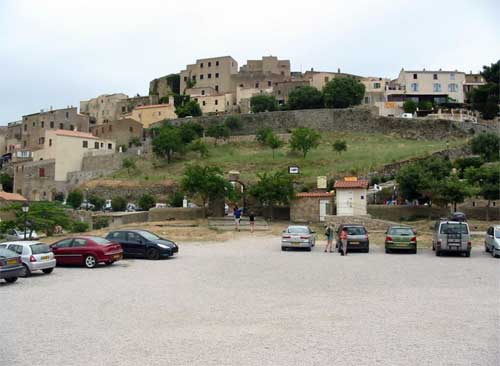 Parking payant à l'entrée du village