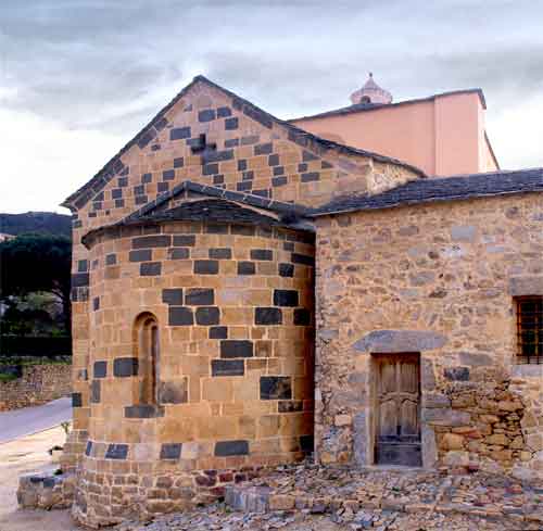 Eglise paroissiale sur la place du village : Photo de Pierre Bona