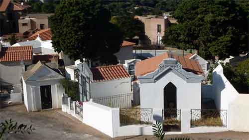 Le cimetière du village