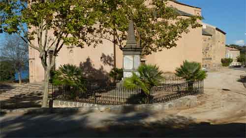 Le monument aux morts devant l'église paroissiale