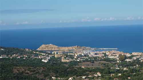 Ile Rousse : Vue du village de Santa Reparata di Balagna